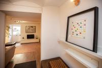 Televízia a/alebo spoločenská miestnosť v ubytovaní Beautiful converted one bedroom apartment