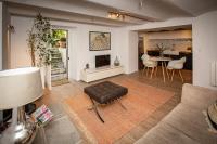 Televízia a/alebo spoločenská miestnosť v ubytovaní Beautiful converted one bedroom apartment