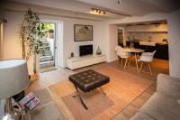Posedenie v ubytovaní Beautiful converted one bedroom apartment