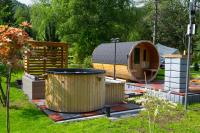 Vonkajšia záhrada v ubytovaní Willa Mała Łąka Jacuzzi & Sauna