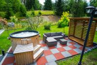 Vonkajšia záhrada v ubytovaní Willa Mała Łąka Jacuzzi & Sauna