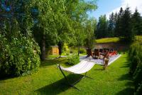 Vonkajšia záhrada v ubytovaní Willa Mała Łąka Jacuzzi & Sauna