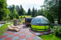 Vonkajšia záhrada v ubytovaní Willa Mała Łąka Jacuzzi & Sauna
