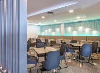 ein Konferenzraum mit Tischen und Stühlen in der Mitte in der Unterkunft Hotel Spa Galatea in Sanxenxo