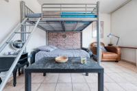 ein Hochbett mit einem Tisch in einem Zimmer mit einem Bett in der Unterkunft La Chouette Illuminée à 45 minutes de Paris ideale jeux olympiques in Ménilles