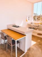 Una cocina con una mesa y sillas en una habitación. en Villa Candombá, en Alto Paraíso de Goiás