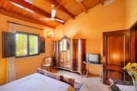 A television and/or entertainment centre at Holiday home with private pool, Solarino