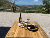 Una mesa con una botella de vino y un plato de comida. en Dimora dei Cardinali, en Agropoli