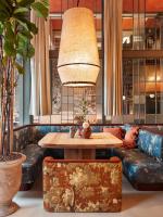 una sala de estar con un sofá y una mesa en Antiga Casa Buenavista, en Barcelona