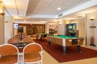 Biliár nebo kulečník v ubytování htop Calella Palace & SPA 4Sup #htopFun