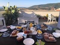 un tavolo con piatti di cibo su un patio di Brancadoria B&B a Monteleone Rocca Doria