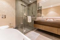 Koupelna v ubytování Desert Living Luxury Condo - Jumeirah Living Marina Gate