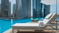 Bazén v ubytování Desert Living Luxury Condo - Jumeirah Living Marina Gate nebo v jeho okolí