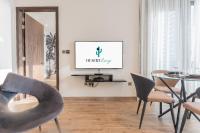 TV a/nebo společenská místnost v ubytování Desert Living Luxury Condo - Jumeirah Living Marina Gate