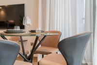 TV a/nebo společenská místnost v ubytování Desert Living Luxury Condo - Jumeirah Living Marina Gate