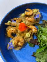 ein blauer Teller mit Garnelen und Salat in der Unterkunft Hotel Restaurant l'Eskemm St Brieuc-Trégueux in Tregueux