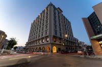 un edificio alto en la esquina de una calle en Hotel Catalunya, en Alghero