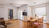 Televízia a/alebo spoločenská miestnosť v ubytovaní Apartment Zenta with terrace and sea view, 4 min walk to the beach