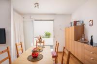 Kuchyňa alebo kuchynka v ubytovaní Apartment Zenta with terrace and sea view, 4 min walk to the beach