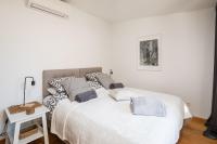 Posteľ alebo postele v izbe v ubytovaní Apartment Zenta with terrace and sea view, 4 min walk to the beach