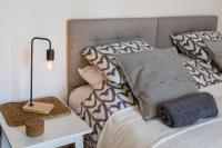 Posteľ alebo postele v izbe v ubytovaní Apartment Zenta with terrace and sea view, 4 min walk to the beach