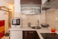 Kuchyňa alebo kuchynka v ubytovaní Apartment Zenta with terrace and sea view, 4 min walk to the beach