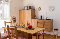 Nápoje v ubytovaní Apartment Zenta with terrace and sea view, 4 min walk to the beach
