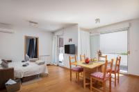 Televízia a/alebo spoločenská miestnosť v ubytovaní Apartment Zenta with terrace and sea view, 4 min walk to the beach