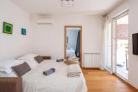 Posteľ alebo postele v izbe v ubytovaní Apartment Zenta with terrace and sea view, 4 min walk to the beach