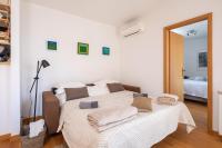 Posteľ alebo postele v izbe v ubytovaní Apartment Zenta with terrace and sea view, 4 min walk to the beach