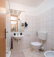 Kúpeľňa v ubytovaní Apartment Zenta with terrace and sea view, 4 min walk to the beach