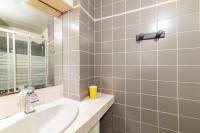 a bathroom with a sink and a mirror at La Maison des Fées in Pleudihen-sur-Rance