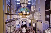 ein Gebäude mit Kronleuchtern an den Decken in der Unterkunft Oaks Ibn Battuta Gate Dubai in Dubai