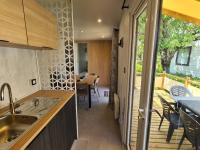 Kuchnia lub aneks kuchenny w obiekcie Camping Tikayan L'Oxygène