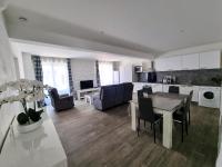 Kuchyňa alebo kuchynka v ubytovaní Bel appartement 2 chambres climatisé centre ville