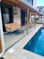 The swimming pool at or close to Ozilvillas