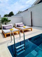 The swimming pool at or close to Ozilvillas