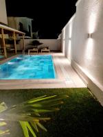 The swimming pool at or close to Ozilvillas
