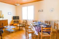 Televízia a/alebo spoločenská miestnosť v ubytovaní Maison de famille pour 6 personnes
