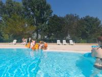 Basen w obiekcie Camping Tikayan L'Oxygène lub w pobliżu