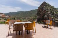 una mesa y sillas en un balcón con una montaña en Hotel Restaurante Felipe II, en Ayna