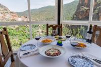 una mesa con platos de comida y copas de vino en Hotel Restaurante Felipe II, en Ayna
