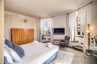 A bed or beds in a room at Magia at Colosseum