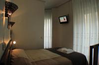 A bed or beds in a room at Hostal Esmeralda
