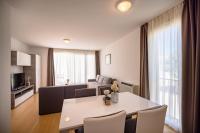 Televízia a/alebo spoločenská miestnosť v ubytovaní Dok Apartment