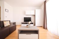 Televízia a/alebo spoločenská miestnosť v ubytovaní Dok Apartment