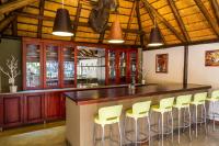 フッドスプルイトにあるフェルワナ ゲーム ロッジの黄色いバースツール付きのレストランのバー