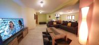 Televízia a/alebo spoločenská miestnosť v ubytovaní Gîte Lilas, LOFT 2 à 8 personnes, avec salle de jeux et SPA dans la résidence