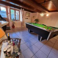 Biliardový stôl v ubytovaní Gîte Lilas, LOFT 2 à 8 personnes, avec salle de jeux et SPA dans la résidence