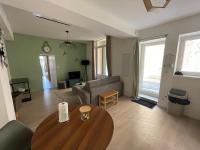 Televízia a/alebo spoločenská miestnosť v ubytovaní L’olivier - Appartement